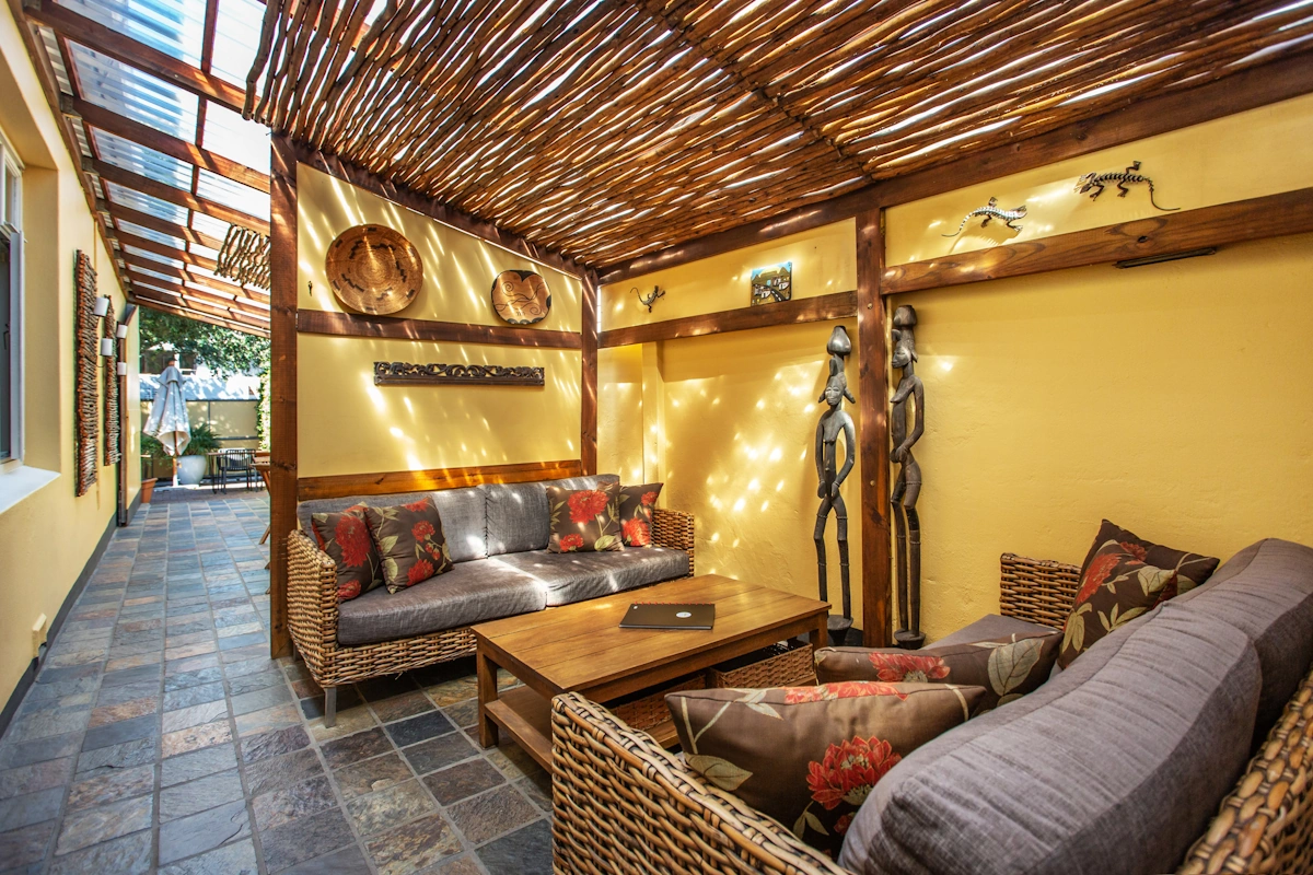 Toms Guest House buiten zitten.webp