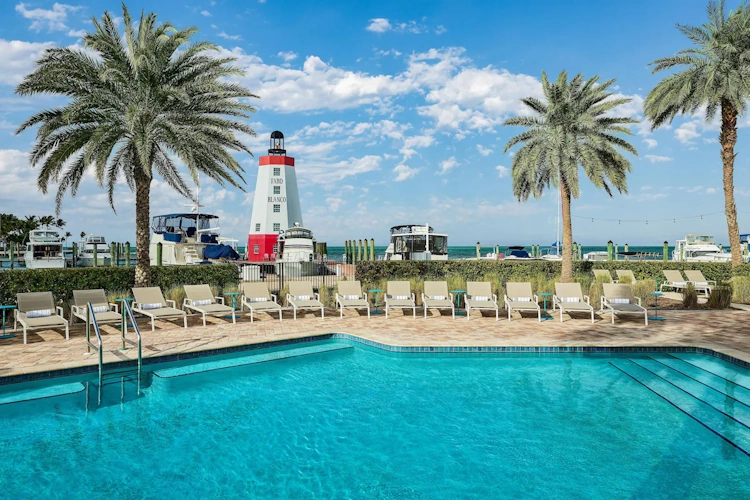 Faro Blanco Resort and Yacht Club zwembad uitzicht.webp