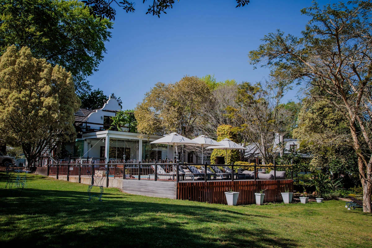 Aan de Oever Guest House tuin met terras 001.webp