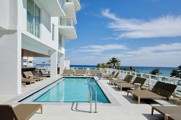 AC Hotel by Marriott Fort Lauderdale Beach zwembad.webp