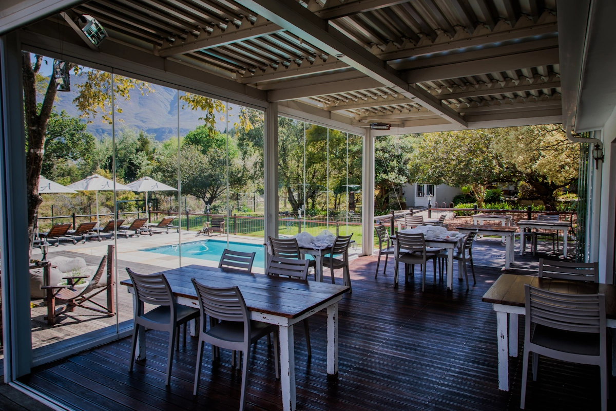 Aan de Oever Guest House terras 001.webp